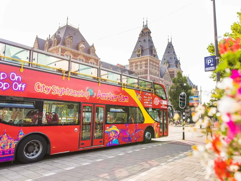 Ônibus turístico em Amsterdam