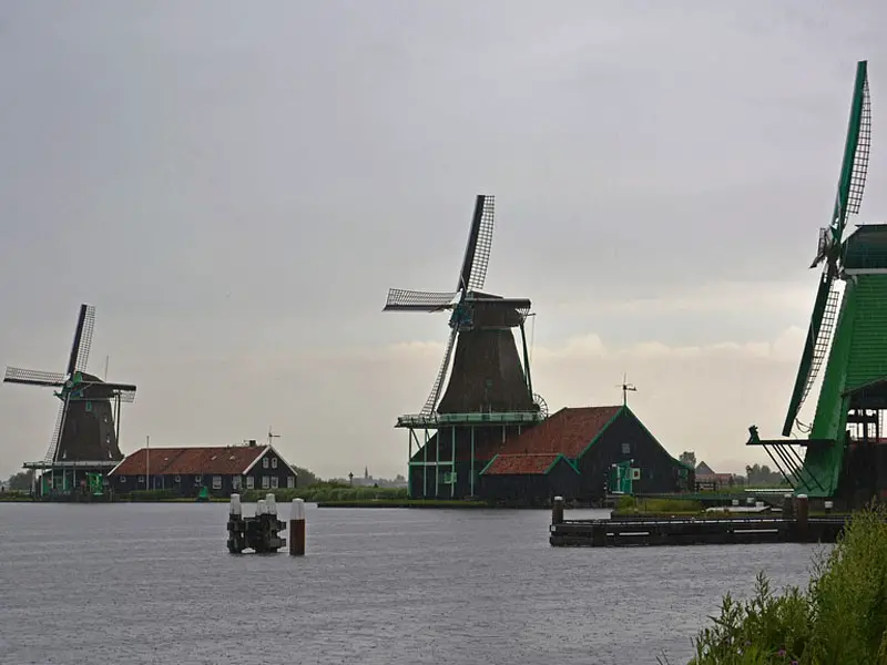 Bairro dos moinhos de vento na Holanda