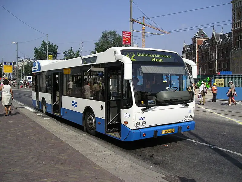 Vale a pena andar de ônibus em Amsterdam